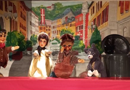 Théâtre de marionnettes : Guignol et le chat de la mère Michel