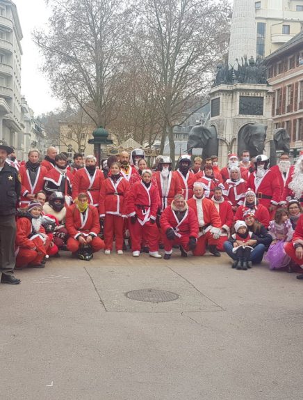 Balade à moto des Pères et Mères Noël savoyard(e)s